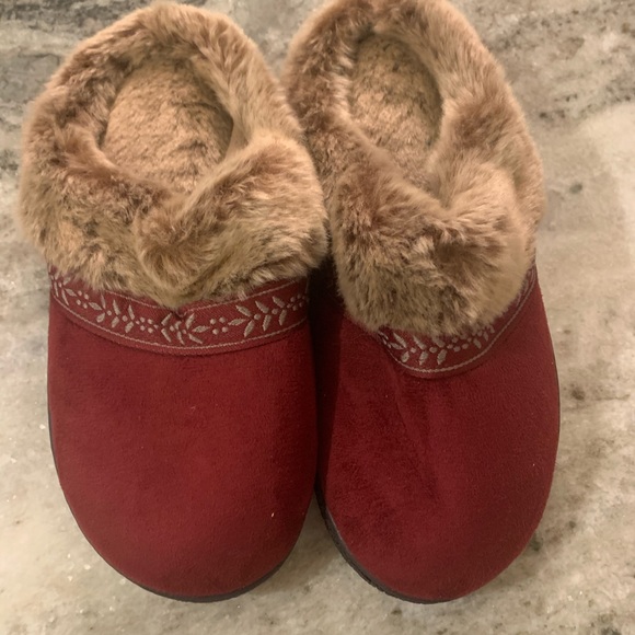 Isotoner slippers Nwot